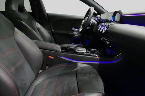 Mercedes-Benz CLA 220 AMG Line / CLA45 AMG Diffuser / Panamericana Grille / Panoramadak / Sfeerverlichting / Stoelverwarming / LED High Performance / 19'' LMV / Augmented Reality Video / Navigatie / Widescreen / Lane Assist