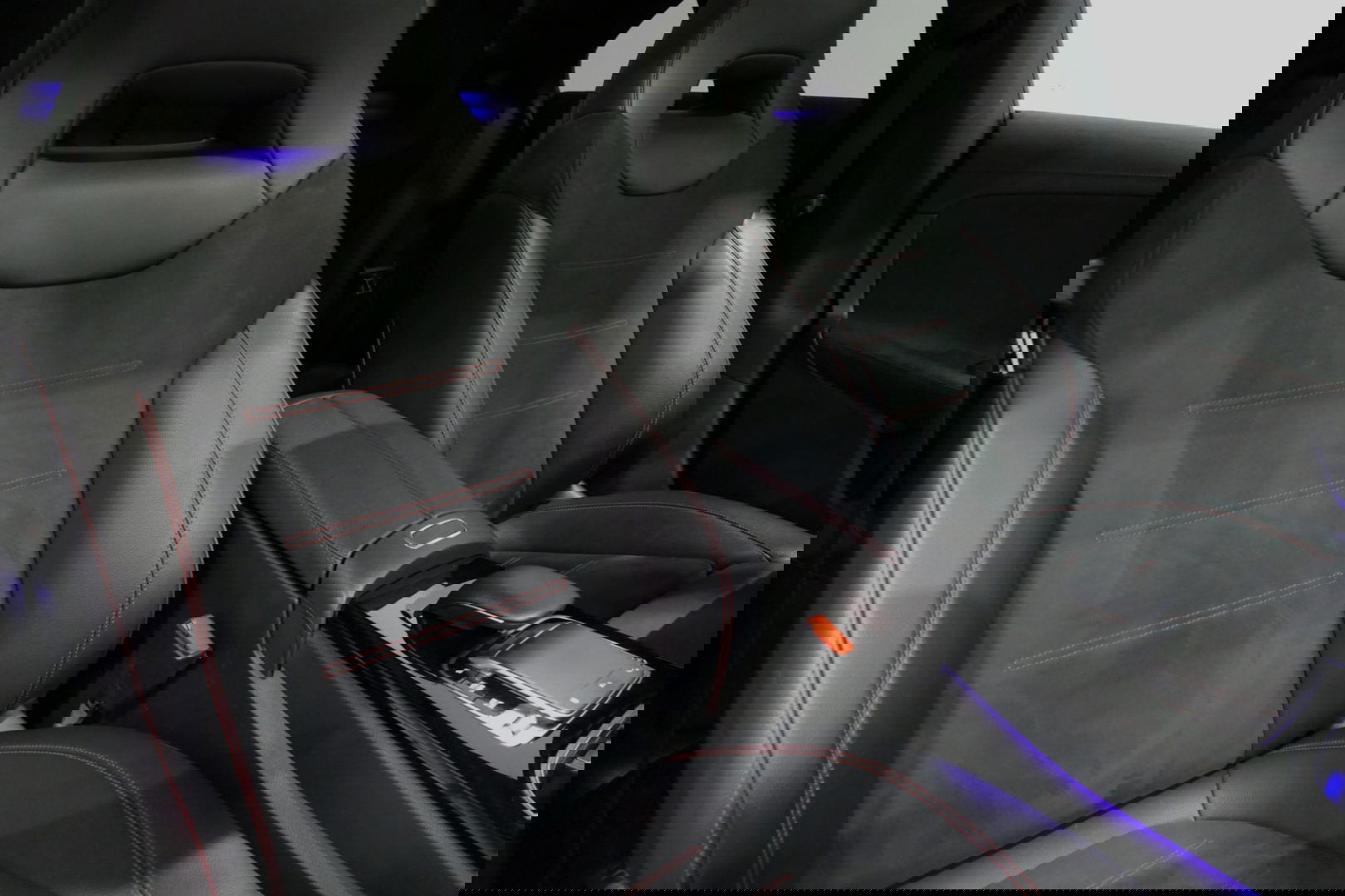 Mercedes-Benz CLA 220 AMG Line / CLA45 AMG Diffuser / Panamericana Grille / Panoramadak / Sfeerverlichting / Stoelverwarming / LED High Performance / 19'' LMV / Augmented Reality Video / Navigatie / Widescreen / Lane Assist