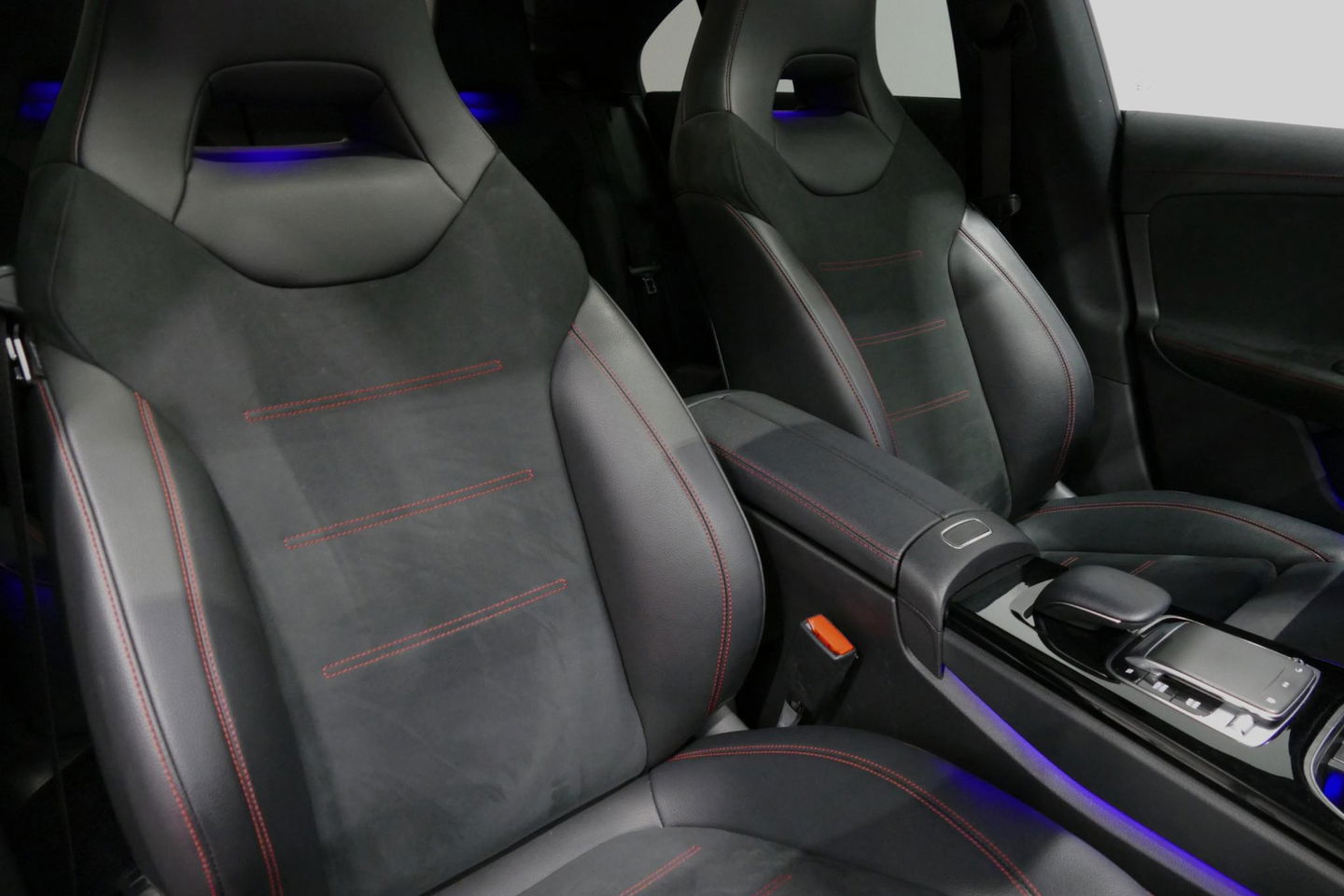 Mercedes-Benz CLA 220 AMG Line / CLA45 AMG Diffuser / Panamericana Grille / Panoramadak / Sfeerverlichting / Stoelverwarming / LED High Performance / 19'' LMV / Augmented Reality Video / Navigatie / Widescreen / Lane Assist