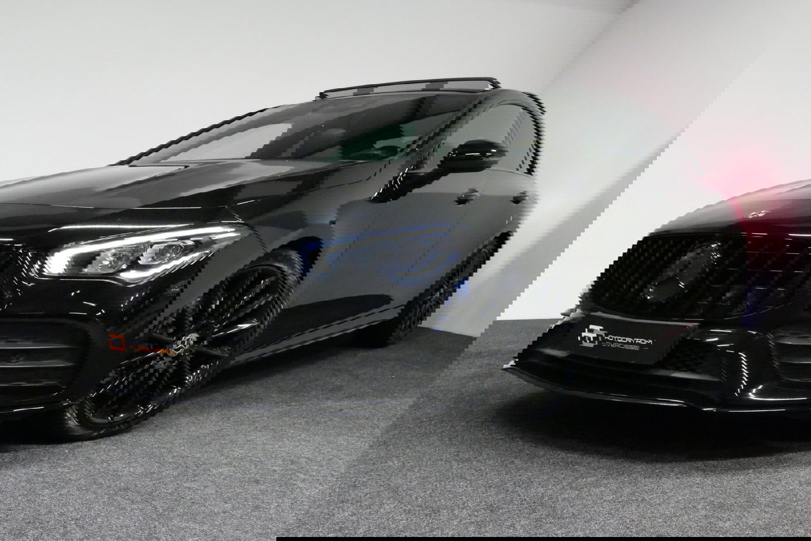 Mercedes-Benz CLA 220 AMG Line / CLA45 AMG Diffuser / Panamericana Grille / Panoramadak / Sfeerverlichting / Stoelverwarming / LED High Performance / 19'' LMV / Augmented Reality Video / Navigatie / Widescreen / Lane Assist