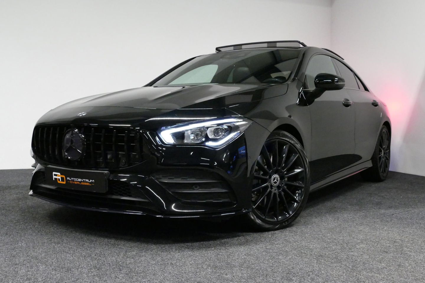 Mercedes-Benz CLA 220 AMG Line / CLA45 AMG Diffuser / Panamericana Grille / Panoramadak / Sfeerverlichting / Stoelverwarming / LED High Performance / 19'' LMV / Augmented Reality Video / Navigatie / Widescreen / Lane Assist
