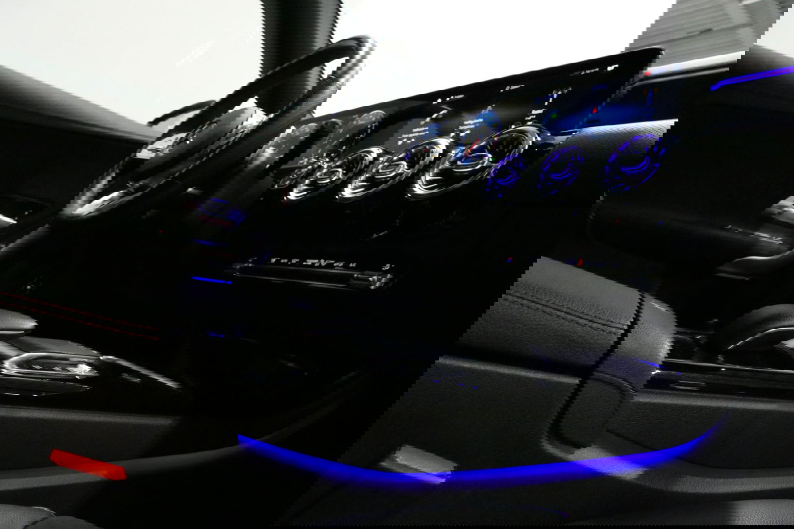 Mercedes-Benz CLA 220 AMG Line / CLA45 AMG Diffuser / Panamericana Grille / Panoramadak / Sfeerverlichting / Stoelverwarming / LED High Performance / 19'' LMV / Augmented Reality Video / Navigatie / Widescreen / Lane Assist