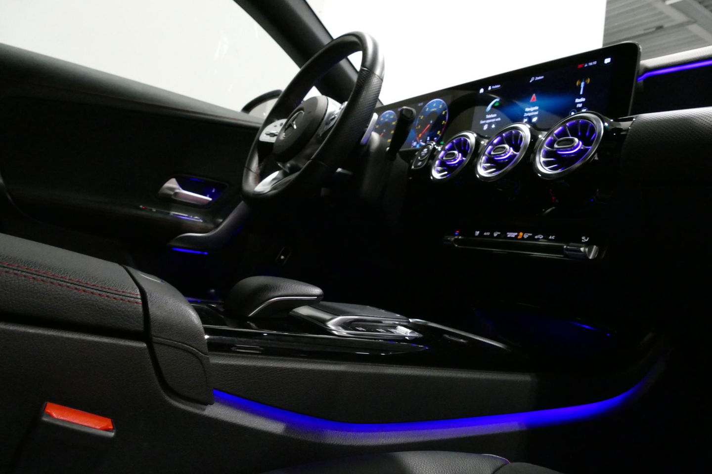 Mercedes-Benz CLA 220 AMG Line / CLA45 AMG Diffuser / Panamericana Grille / Panoramadak / Sfeerverlichting / Stoelverwarming / LED High Performance / 19'' LMV / Augmented Reality Video / Navigatie / Widescreen / Lane Assist