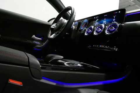 Mercedes-Benz CLA 220 AMG Line / CLA45 AMG Diffuser / Panamericana Grille / Panoramadak / Sfeerverlichting / Stoelverwarming / LED High Performance / 19'' LMV / Augmented Reality Video / Navigatie / Widescreen / Lane Assist