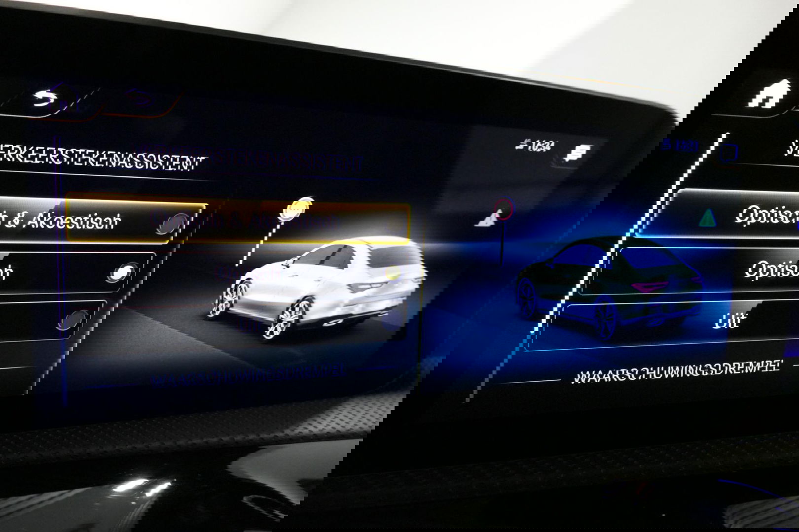 Mercedes-Benz CLA 220 AMG Line / CLA45 AMG Diffuser / Panamericana Grille / Panoramadak / Sfeerverlichting / Stoelverwarming / LED High Performance / 19'' LMV / Augmented Reality Video / Navigatie / Widescreen / Lane Assist