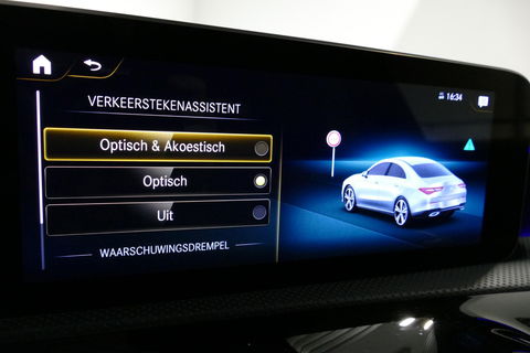 Mercedes-Benz CLA 220 AMG Line / CLA45 AMG Diffuser / Panamericana Grille / Panoramadak / Sfeerverlichting / Stoelverwarming / LED High Performance / 19'' LMV / Augmented Reality Video / Navigatie / Widescreen / Lane Assist