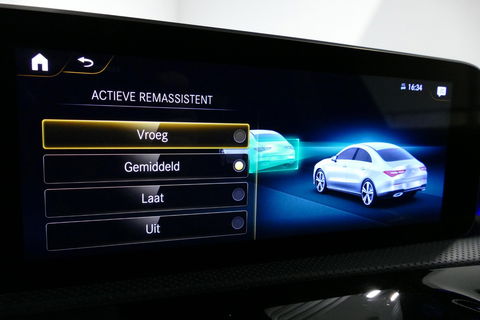 Mercedes-Benz CLA 220 AMG Line / CLA45 AMG Diffuser / Panamericana Grille / Panoramadak / Sfeerverlichting / Stoelverwarming / LED High Performance / 19'' LMV / Augmented Reality Video / Navigatie / Widescreen / Lane Assist