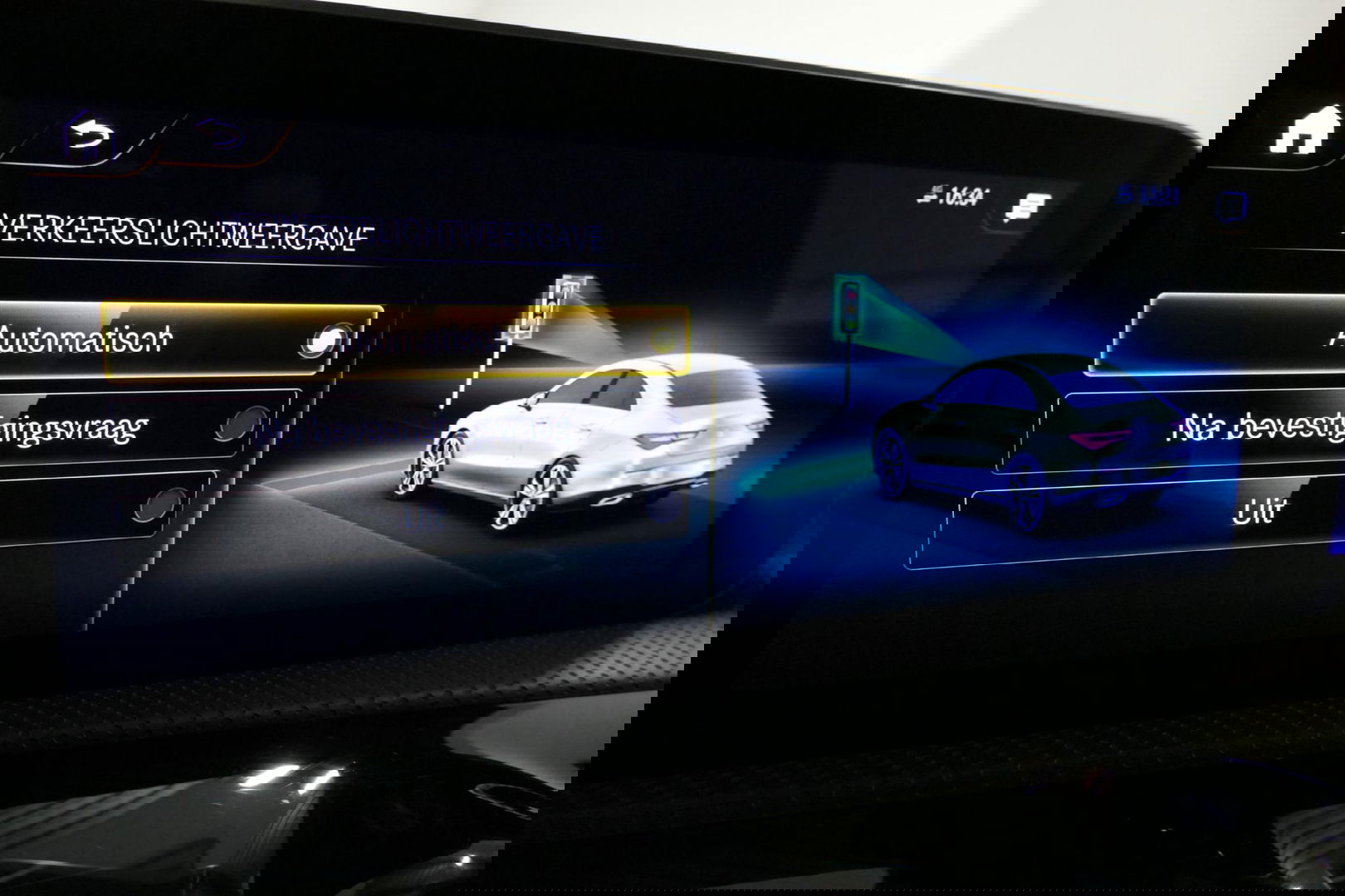 Mercedes-Benz CLA 220 AMG Line / CLA45 AMG Diffuser / Panamericana Grille / Panoramadak / Sfeerverlichting / Stoelverwarming / LED High Performance / 19'' LMV / Augmented Reality Video / Navigatie / Widescreen / Lane Assist