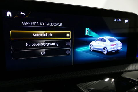 Mercedes-Benz CLA 220 AMG Line / CLA45 AMG Diffuser / Panamericana Grille / Panoramadak / Sfeerverlichting / Stoelverwarming / LED High Performance / 19'' LMV / Augmented Reality Video / Navigatie / Widescreen / Lane Assist