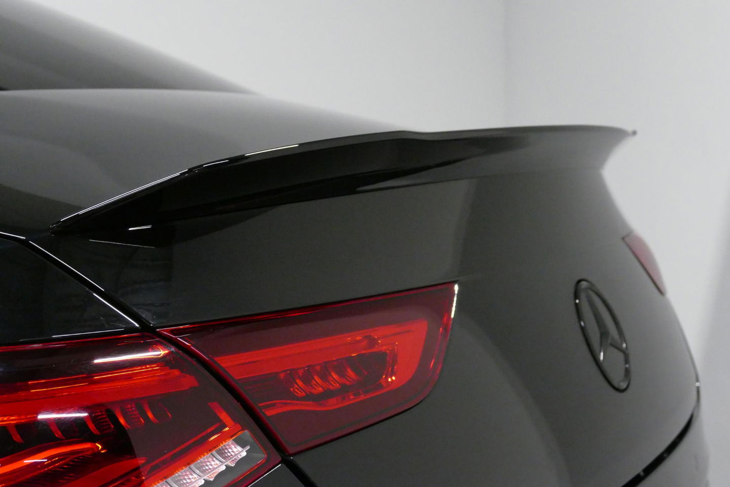 Mercedes-Benz CLA 220 AMG Line / CLA45 AMG Diffuser / Panamericana Grille / Panoramadak / Sfeerverlichting / Stoelverwarming / LED High Performance / 19'' LMV / Augmented Reality Video / Navigatie / Widescreen / Lane Assist