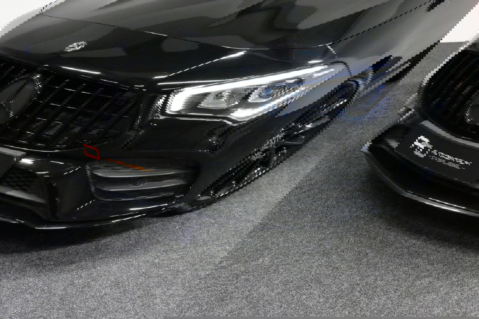 Mercedes-Benz CLA 220 AMG Line / CLA45 AMG Diffuser / Panamericana Grille / Panoramadak / Sfeerverlichting / Stoelverwarming / LED High Performance / 19'' LMV / Augmented Reality Video / Navigatie / Widescreen / Lane Assist