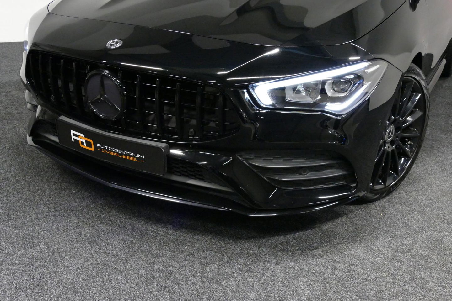 Mercedes-Benz CLA 220 AMG Line / CLA45 AMG Diffuser / Panamericana Grille / Panoramadak / Sfeerverlichting / Stoelverwarming / LED High Performance / 19'' LMV / Augmented Reality Video / Navigatie / Widescreen / Lane Assist