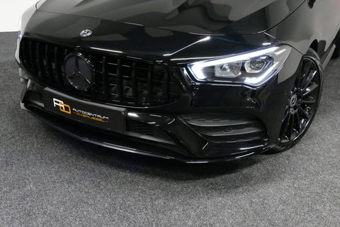 Mercedes-Benz CLA 220 AMG Line / CLA45 AMG Diffuser / Panamericana Grille / Panoramadak / Sfeerverlichting / Stoelverwarming / LED High Performance / 19'' LMV / Augmented Reality Video / Navigatie / Widescreen / Lane Assist