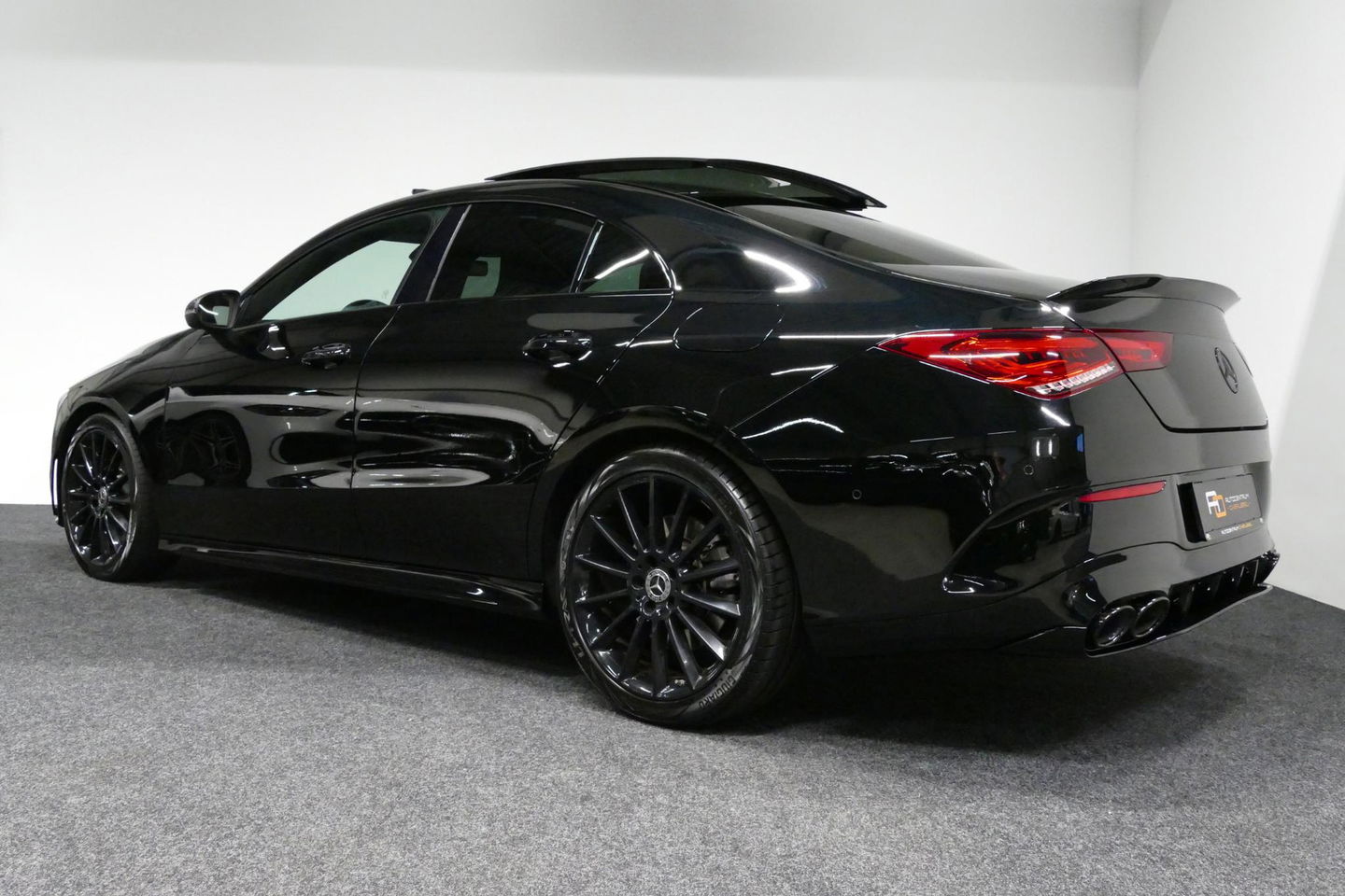 Mercedes-Benz CLA 220 AMG Line / CLA45 AMG Diffuser / Panamericana Grille / Panoramadak / Sfeerverlichting / Stoelverwarming / LED High Performance / 19'' LMV / Augmented Reality Video / Navigatie / Widescreen / Lane Assist