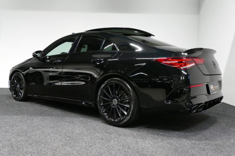 Mercedes-Benz CLA 220 AMG Line / CLA45 AMG Diffuser / Panamericana Grille / Panoramadak / Sfeerverlichting / Stoelverwarming / LED High Performance / 19'' LMV / Augmented Reality Video / Navigatie / Widescreen / Lane Assist