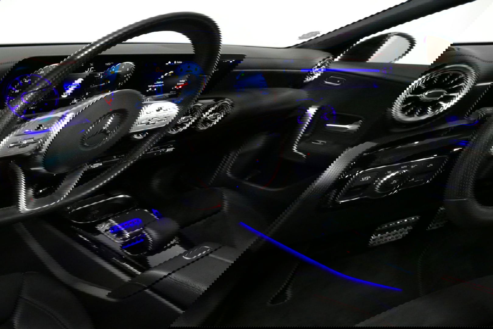 Mercedes-Benz CLA 220 AMG Line / CLA45 AMG Diffuser / Panamericana Grille / Panoramadak / Sfeerverlichting / Stoelverwarming / LED High Performance / 19'' LMV / Augmented Reality Video / Navigatie / Widescreen / Lane Assist