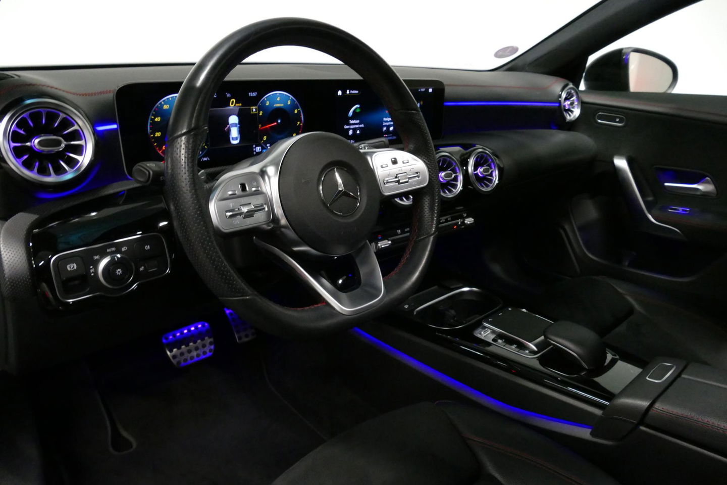 Mercedes-Benz CLA 220 AMG Line / CLA45 AMG Diffuser / Panamericana Grille / Panoramadak / Sfeerverlichting / Stoelverwarming / LED High Performance / 19'' LMV / Augmented Reality Video / Navigatie / Widescreen / Lane Assist