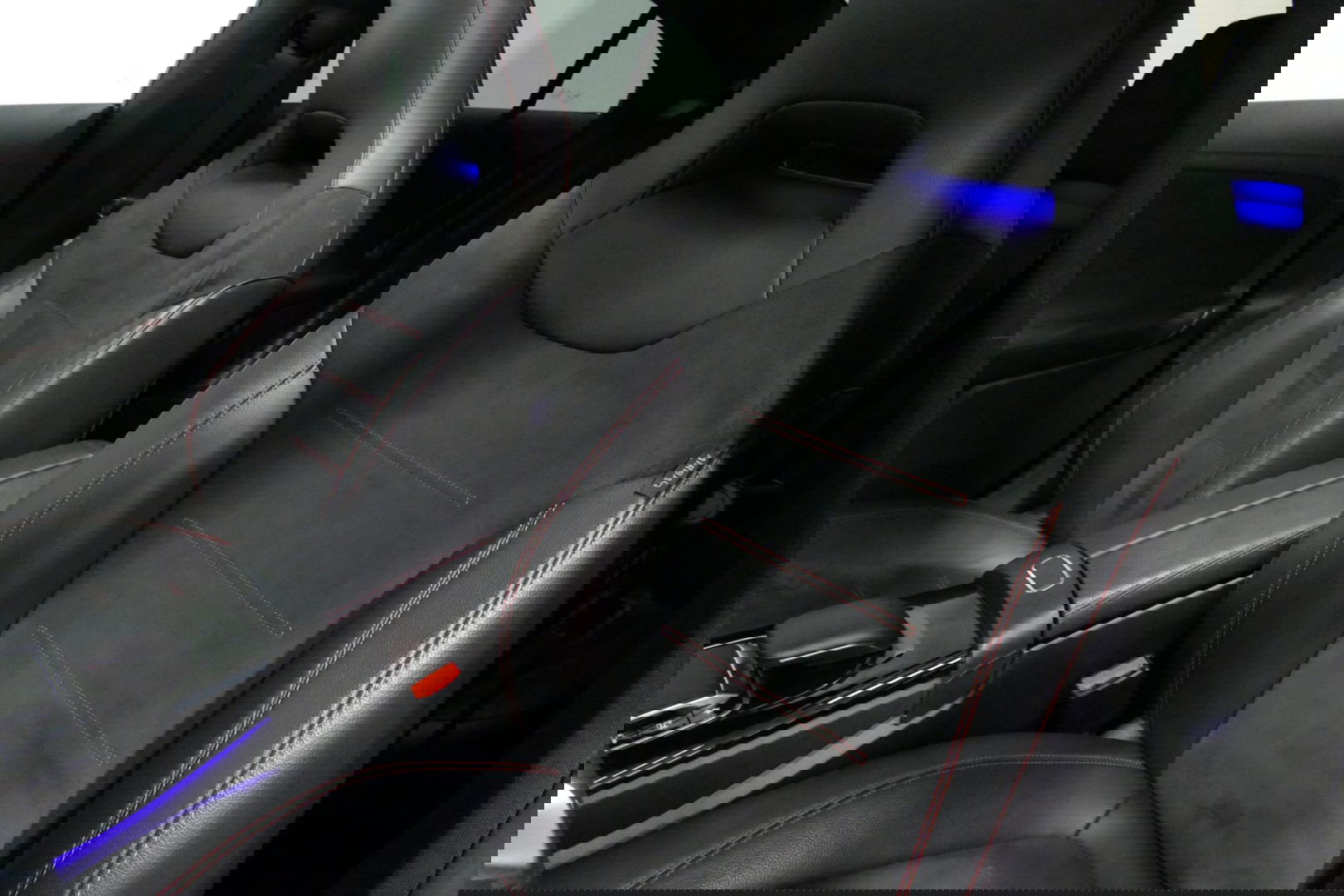 Mercedes-Benz CLA 220 AMG Line / CLA45 AMG Diffuser / Panamericana Grille / Panoramadak / Sfeerverlichting / Stoelverwarming / LED High Performance / 19'' LMV / Augmented Reality Video / Navigatie / Widescreen / Lane Assist