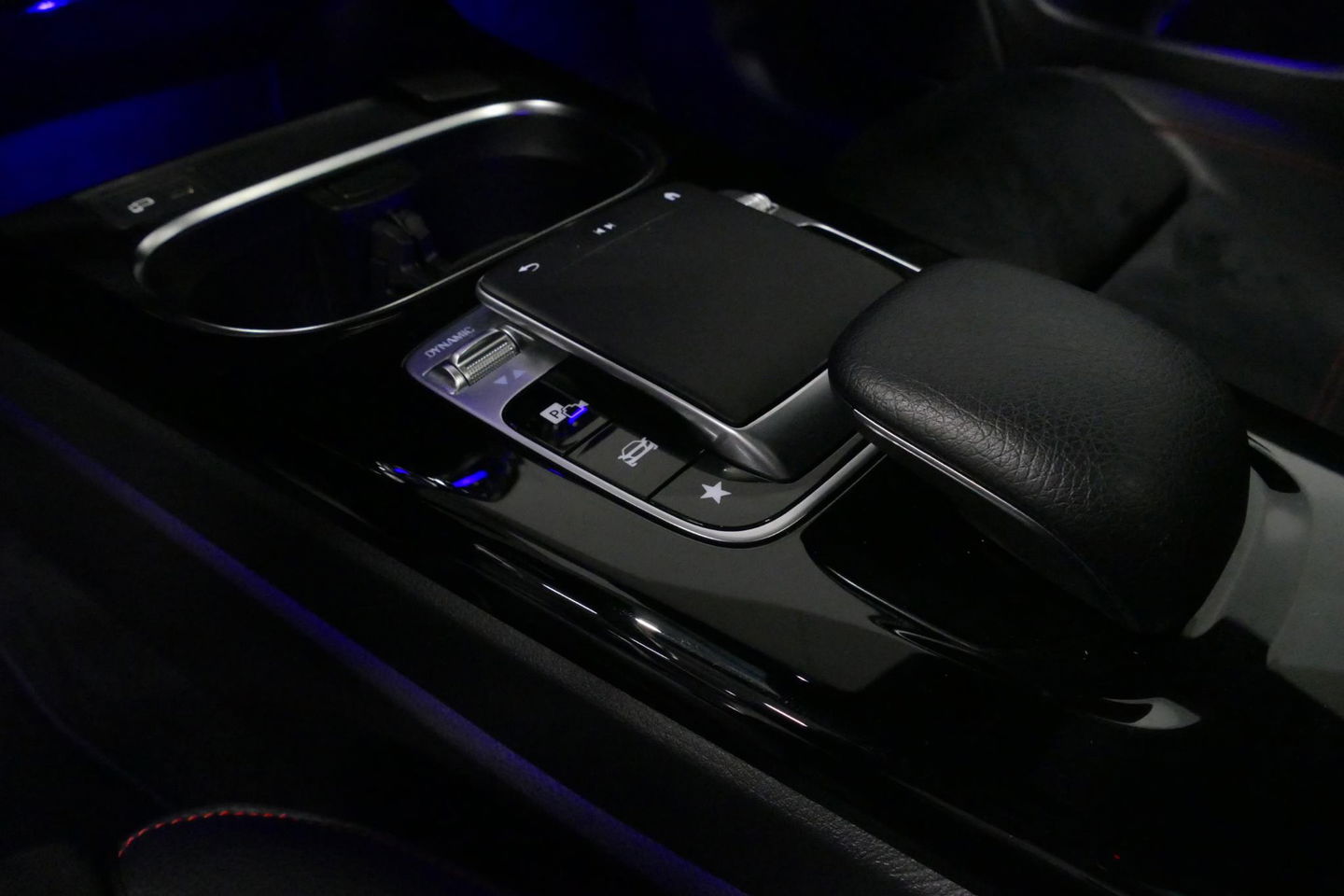 Mercedes-Benz CLA 220 AMG Line / CLA45 AMG Diffuser / Panamericana Grille / Panoramadak / Sfeerverlichting / Stoelverwarming / LED High Performance / 19'' LMV / Augmented Reality Video / Navigatie / Widescreen / Lane Assist