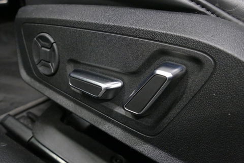 Audi A6 Avant 55 TFSI e quattro Competition / S6 Diffuser / Maxton Design Bodykit V.2 / Panoramadak / HD Matrix LED / Elektr. verstelbare voorstoelen + memory / HUD / Elektr. wegklapbare trekhaak / Apple Carplay - Android Auto / Stoelverwarming / Adaptive Cruise 