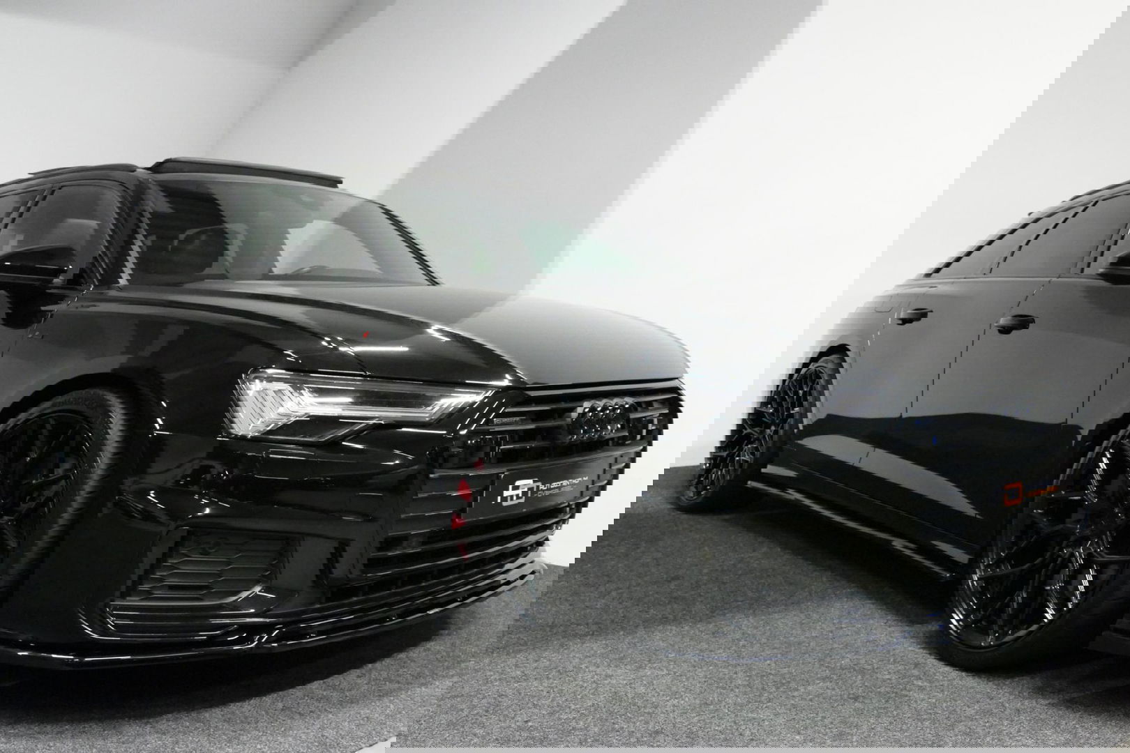 Audi A6 Avant 55 TFSI e quattro Competition / S6 Diffuser / Maxton Design Bodykit V.2 / Panoramadak / HD Matrix LED / Elektr. verstelbare voorstoelen + memory / HUD / Elektr. wegklapbare trekhaak / Apple Carplay - Android Auto / Stoelverwarming / Adaptive Cruise 