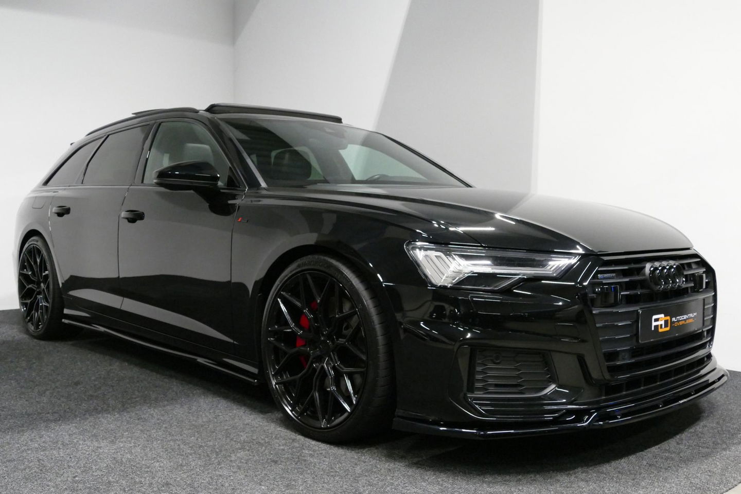 Audi A6 Avant 55 TFSI e quattro Competition / S6 Diffuser / Maxton Design Bodykit V.2 / Panoramadak / HD Matrix LED / Elektr. verstelbare voorstoelen + memory / HUD / Elektr. wegklapbare trekhaak / Apple Carplay - Android Auto / Stoelverwarming / Adaptive Cruise 