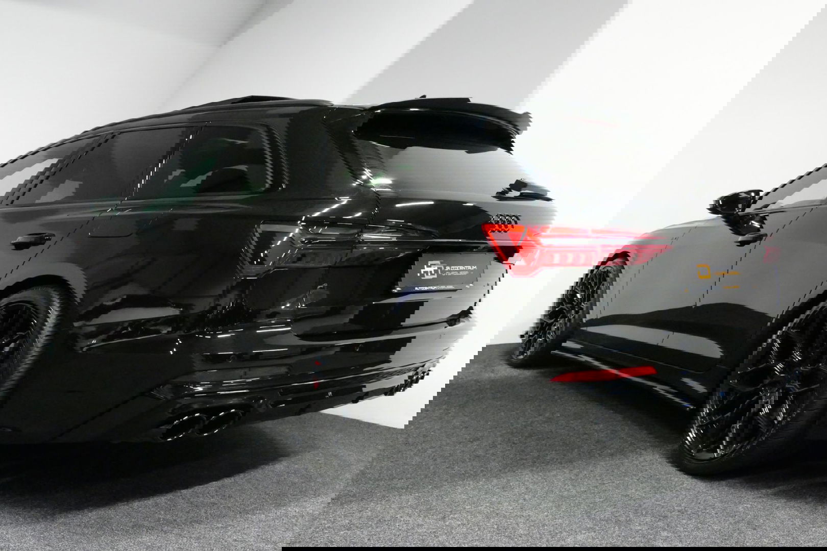 Audi A6 Avant 55 TFSI e quattro Competition / S6 Diffuser / Maxton Design Bodykit V.2 / Panoramadak / HD Matrix LED / Elektr. verstelbare voorstoelen + memory / HUD / Elektr. wegklapbare trekhaak / Apple Carplay - Android Auto / Stoelverwarming / Adaptive Cruise 