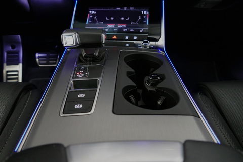 Audi A6 Avant 55 TFSI e quattro Competition / S6 Diffuser / Maxton Design Bodykit V.2 / Panoramadak / HD Matrix LED / Elektr. verstelbare voorstoelen + memory / HUD / Elektr. wegklapbare trekhaak / Apple Carplay - Android Auto / Stoelverwarming / Adaptive Cruise 