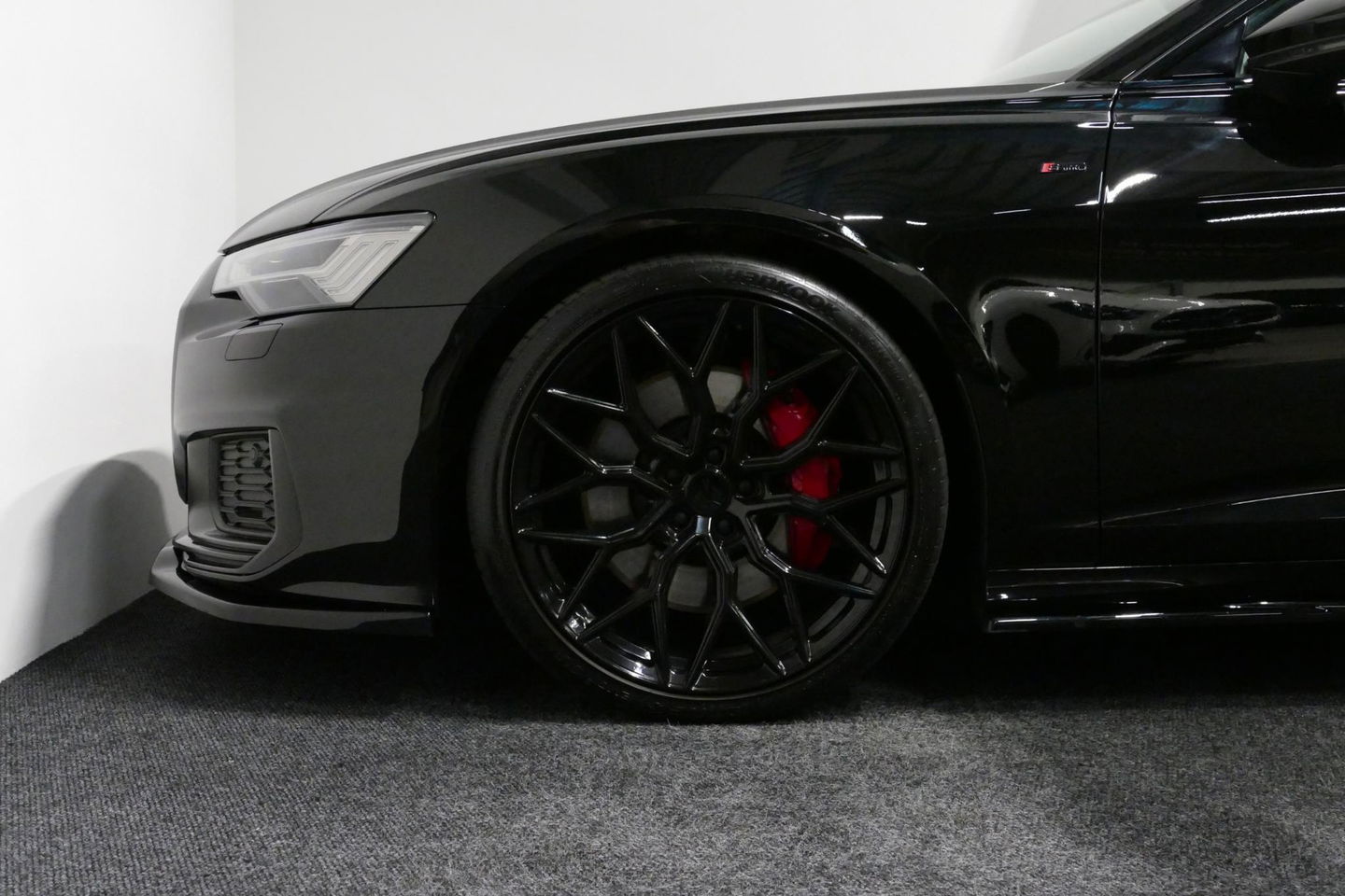 Audi A6 Avant 55 TFSI e quattro Competition / S6 Diffuser / Maxton Design Bodykit V.2 / Panoramadak / HD Matrix LED / Elektr. verstelbare voorstoelen + memory / HUD / Elektr. wegklapbare trekhaak / Apple Carplay - Android Auto / Stoelverwarming / Adaptive Cruise 