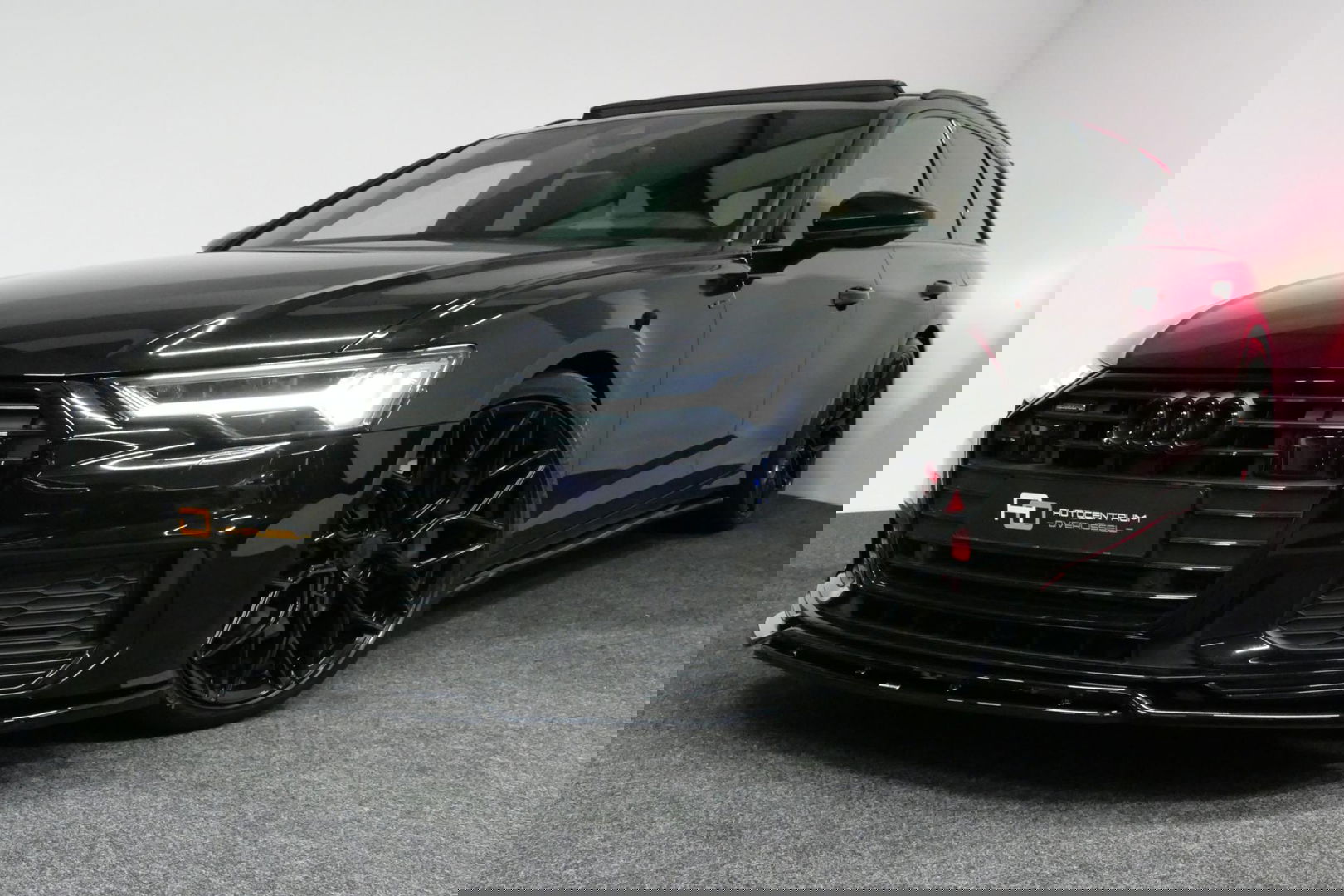 Audi A6 Avant 55 TFSI e quattro Competition / S6 Diffuser / Maxton Design Bodykit V.2 / Panoramadak / HD Matrix LED / Elektr. verstelbare voorstoelen + memory / HUD / Elektr. wegklapbare trekhaak / Apple Carplay - Android Auto / Stoelverwarming / Adaptive Cruise 