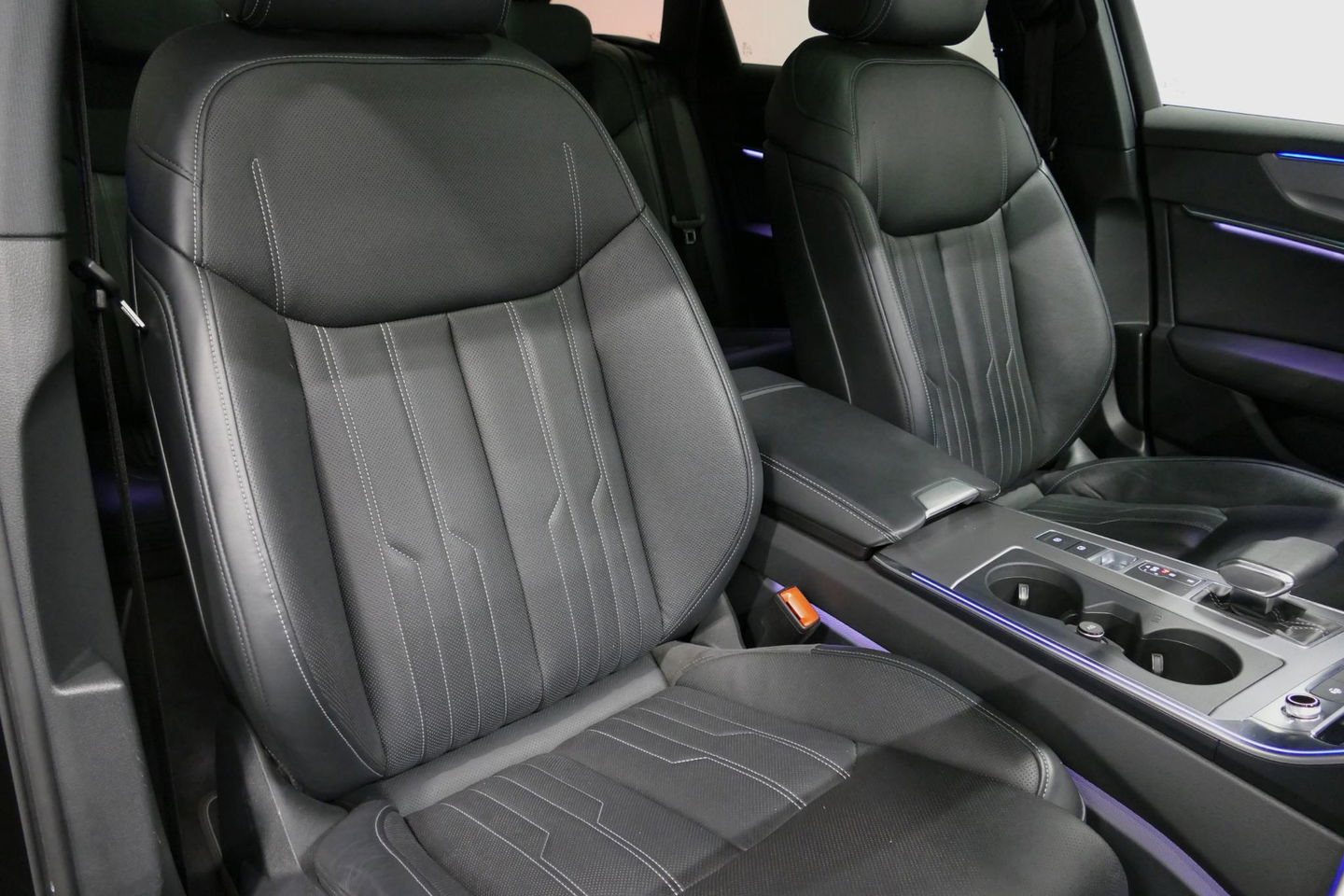 Audi A6 Avant 55 TFSI e quattro Competition / S6 Diffuser / Maxton Design Bodykit V.2 / Panoramadak / HD Matrix LED / Elektr. verstelbare voorstoelen + memory / HUD / Elektr. wegklapbare trekhaak / Apple Carplay - Android Auto / Stoelverwarming / Adaptive Cruise 