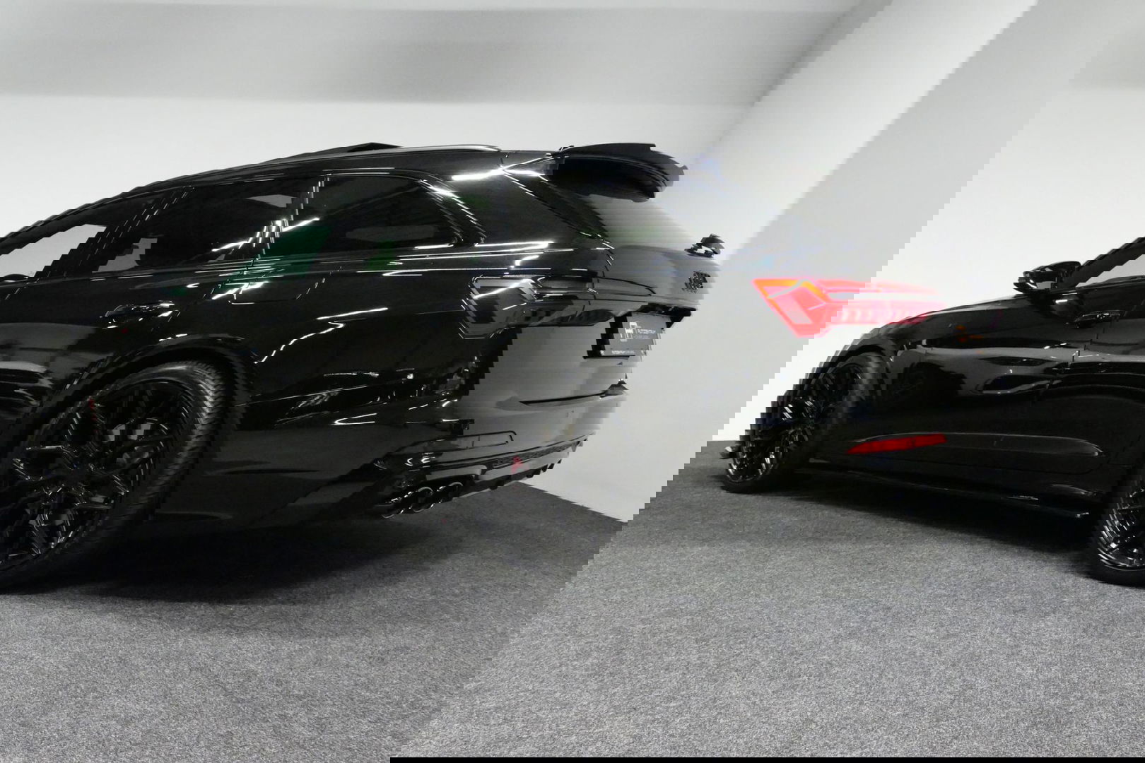 Audi A6 Avant 55 TFSI e quattro Competition / S6 Diffuser / Maxton Design Bodykit V.2 / Panoramadak / HD Matrix LED / Elektr. verstelbare voorstoelen + memory / HUD / Elektr. wegklapbare trekhaak / Apple Carplay - Android Auto / Stoelverwarming / Adaptive Cruise 