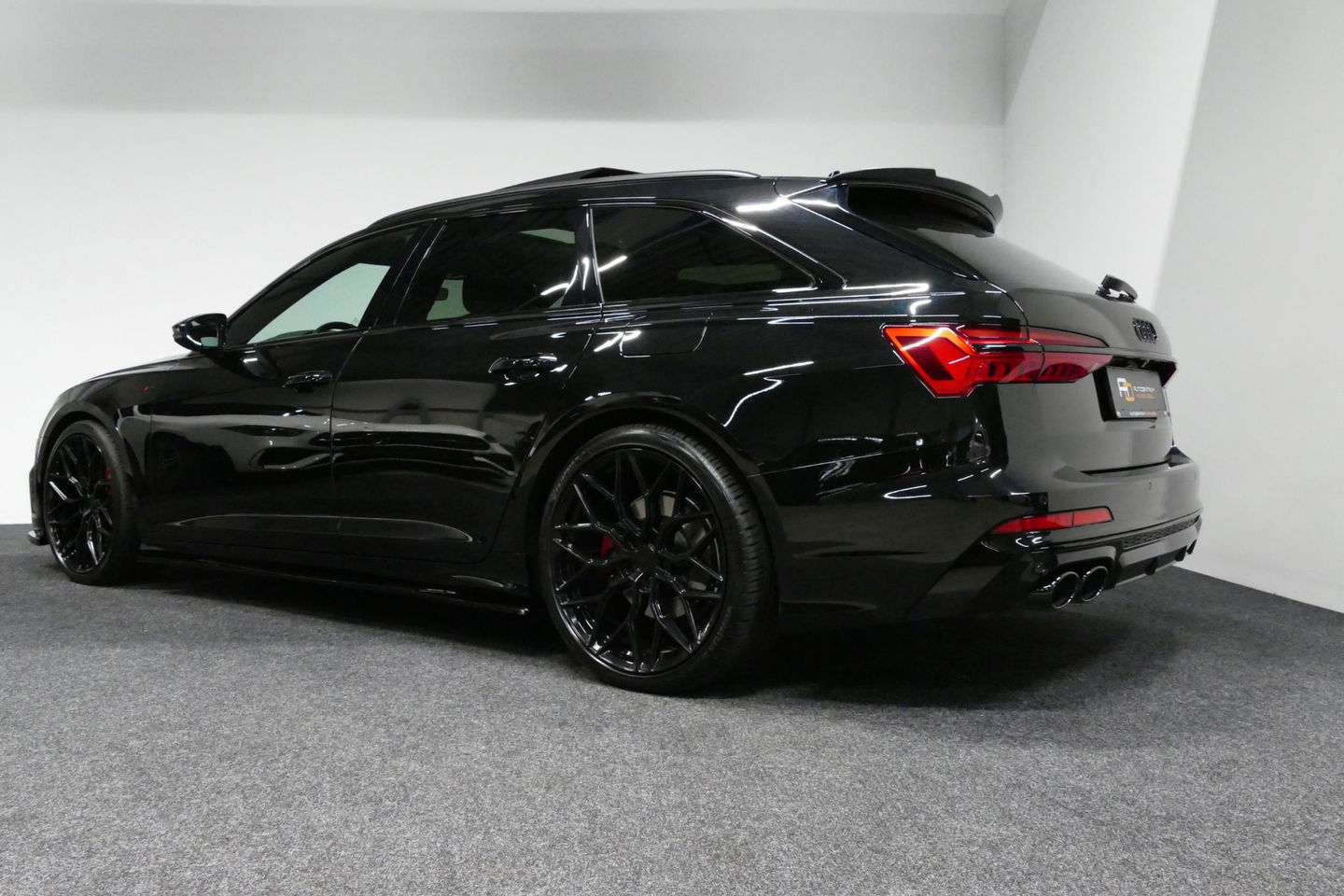 Audi A6 Avant 55 TFSI e quattro Competition / S6 Diffuser / Maxton Design Bodykit V.2 / Panoramadak / HD Matrix LED / Elektr. verstelbare voorstoelen + memory / HUD / Elektr. wegklapbare trekhaak / Apple Carplay - Android Auto / Stoelverwarming / Adaptive Cruise 