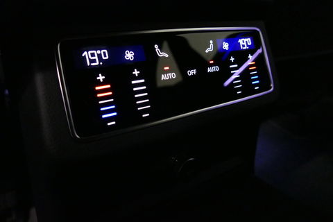 Audi A6 Avant 55 TFSI e quattro Competition / S6 Diffuser / Maxton Design Bodykit V.2 / Panoramadak / HD Matrix LED / Elektr. verstelbare voorstoelen + memory / HUD / Elektr. wegklapbare trekhaak / Apple Carplay - Android Auto / Stoelverwarming / Adaptive Cruise 