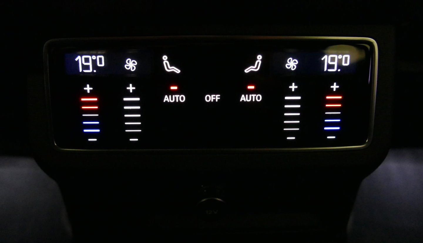 Audi A6 Avant 55 TFSI e quattro Competition / S6 Diffuser / Maxton Design Bodykit V.2 / Panoramadak / HD Matrix LED / Elektr. verstelbare voorstoelen + memory / HUD / Elektr. wegklapbare trekhaak / Apple Carplay - Android Auto / Stoelverwarming / Adaptive Cruise 