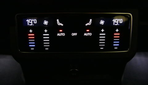 Audi A6 Avant 55 TFSI e quattro Competition / S6 Diffuser / Maxton Design Bodykit V.2 / Panoramadak / HD Matrix LED / Elektr. verstelbare voorstoelen + memory / HUD / Elektr. wegklapbare trekhaak / Apple Carplay - Android Auto / Stoelverwarming / Adaptive Cruise 