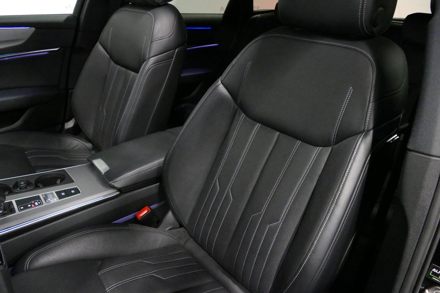 Audi A6 Avant 55 TFSI e quattro Competition / S6 Diffuser / Maxton Design Bodykit V.2 / Panoramadak / HD Matrix LED / Elektr. verstelbare voorstoelen + memory / HUD / Elektr. wegklapbare trekhaak / Apple Carplay - Android Auto / Stoelverwarming / Adaptive Cruise 