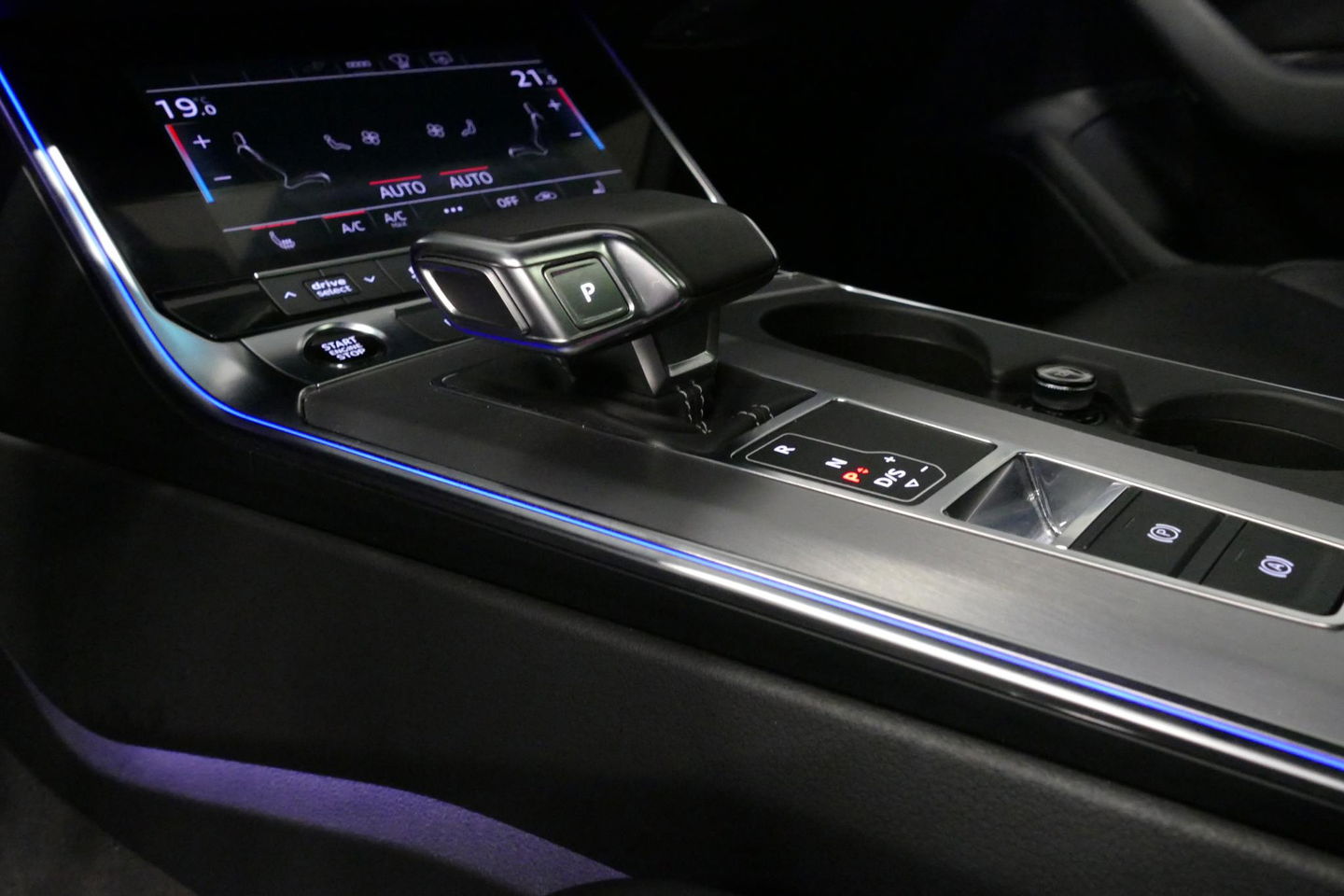 Audi A6 Avant 55 TFSI e quattro Competition / S6 Diffuser / Maxton Design Bodykit V.2 / Panoramadak / HD Matrix LED / Elektr. verstelbare voorstoelen + memory / HUD / Elektr. wegklapbare trekhaak / Apple Carplay - Android Auto / Stoelverwarming / Adaptive Cruise 