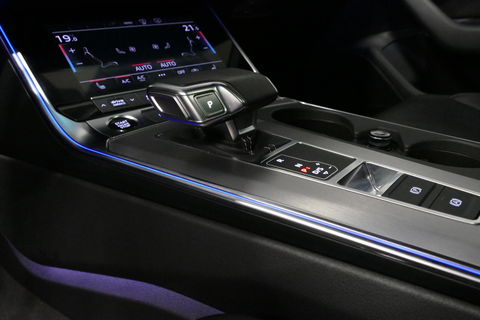 Audi A6 Avant 55 TFSI e quattro Competition / S6 Diffuser / Maxton Design Bodykit V.2 / Panoramadak / HD Matrix LED / Elektr. verstelbare voorstoelen + memory / HUD / Elektr. wegklapbare trekhaak / Apple Carplay - Android Auto / Stoelverwarming / Adaptive Cruise 