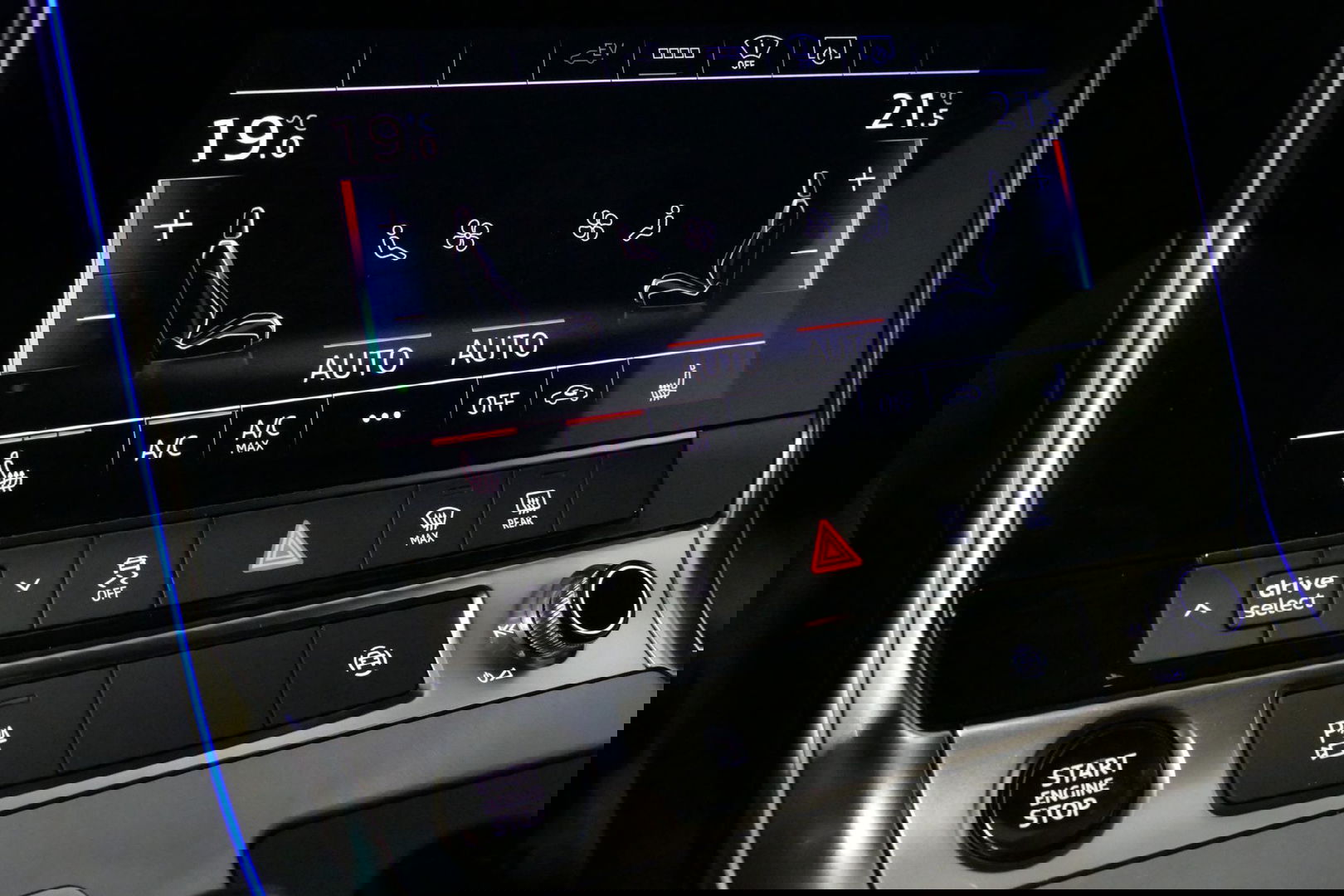 Audi A6 Avant 55 TFSI e quattro Competition / S6 Diffuser / Maxton Design Bodykit V.2 / Panoramadak / HD Matrix LED / Elektr. verstelbare voorstoelen + memory / HUD / Elektr. wegklapbare trekhaak / Apple Carplay - Android Auto / Stoelverwarming / Adaptive Cruise 