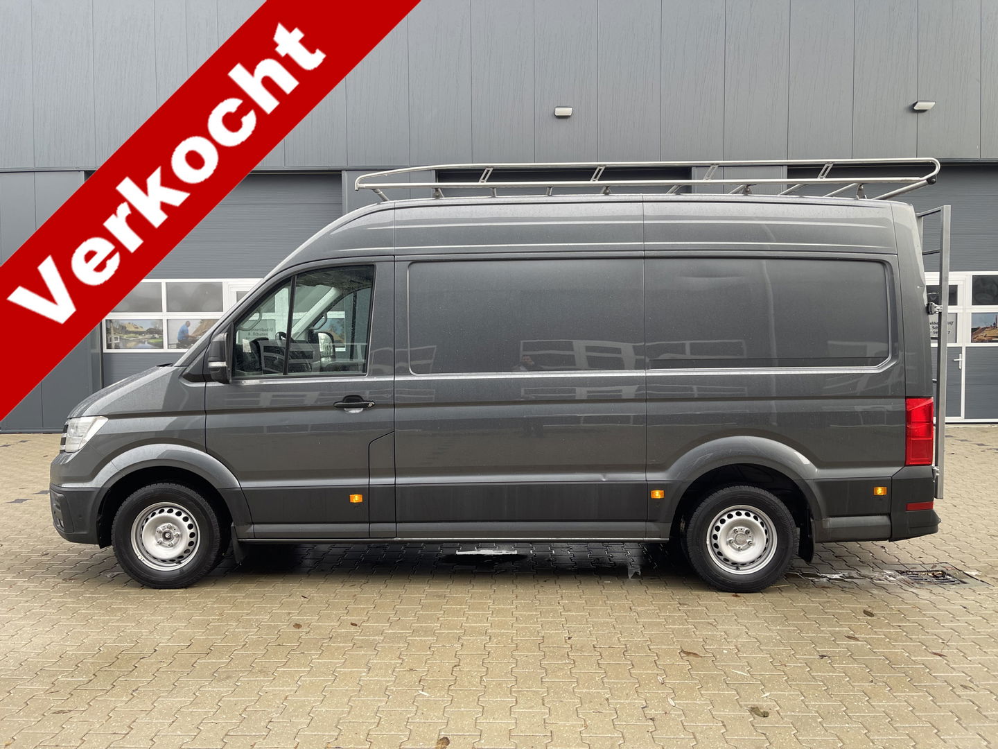Volkswagen Crafter 35 2.0 TDI 140pk automaat L3H3 ( voorheen L2H2 ) Trendline / vaste prijs rijklaar € 16.950 ex btw / lease vanaf € 285 / grijs metallic / airco / cruise / pdc rondom / trekhaak / imperial