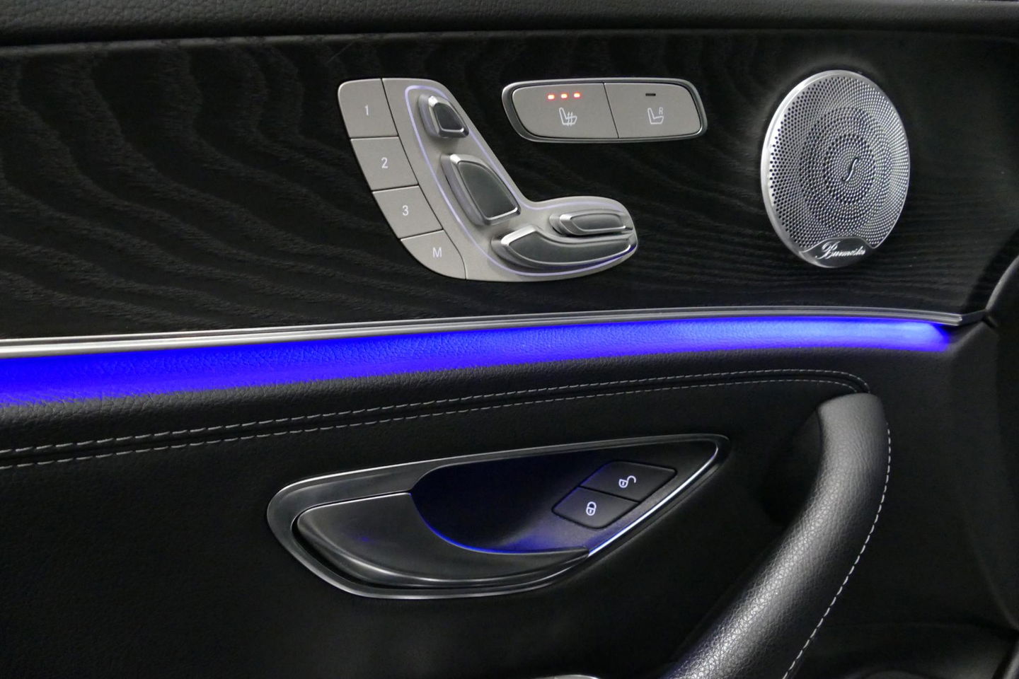 Mercedes-Benz E-Klasse 300 e AMG Line / E63s AMG Diffuser / Panamericana Grille / Panoramadak / Elektr. verstelbare voorstoelen + memory / Burmester Surround Sound / Ambienteverlichting / Apple Carplay - Android Auto / Maxton Design Frontlip / Rondomzichtcamera / Stoelverwarmin