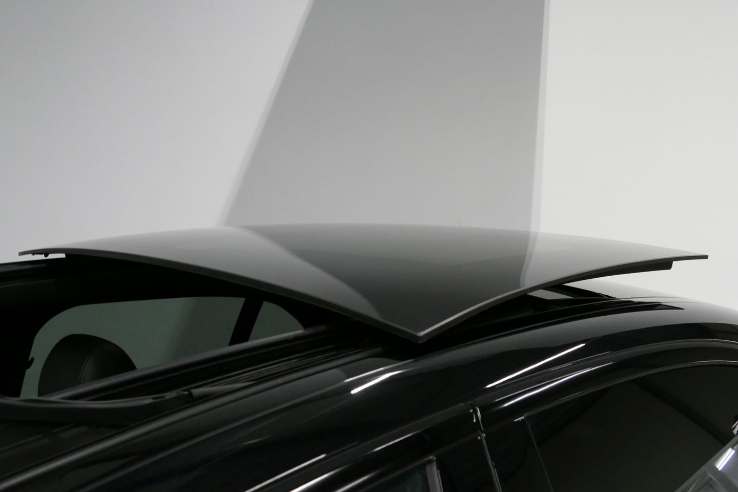 Mercedes-Benz E-Klasse 300 e AMG Line / E63s AMG Diffuser / Panamericana Grille / Panoramadak / Elektr. verstelbare voorstoelen + memory / Burmester Surround Sound / Ambienteverlichting / Apple Carplay - Android Auto / Maxton Design Frontlip / Rondomzichtcamera / Stoelverwarmin