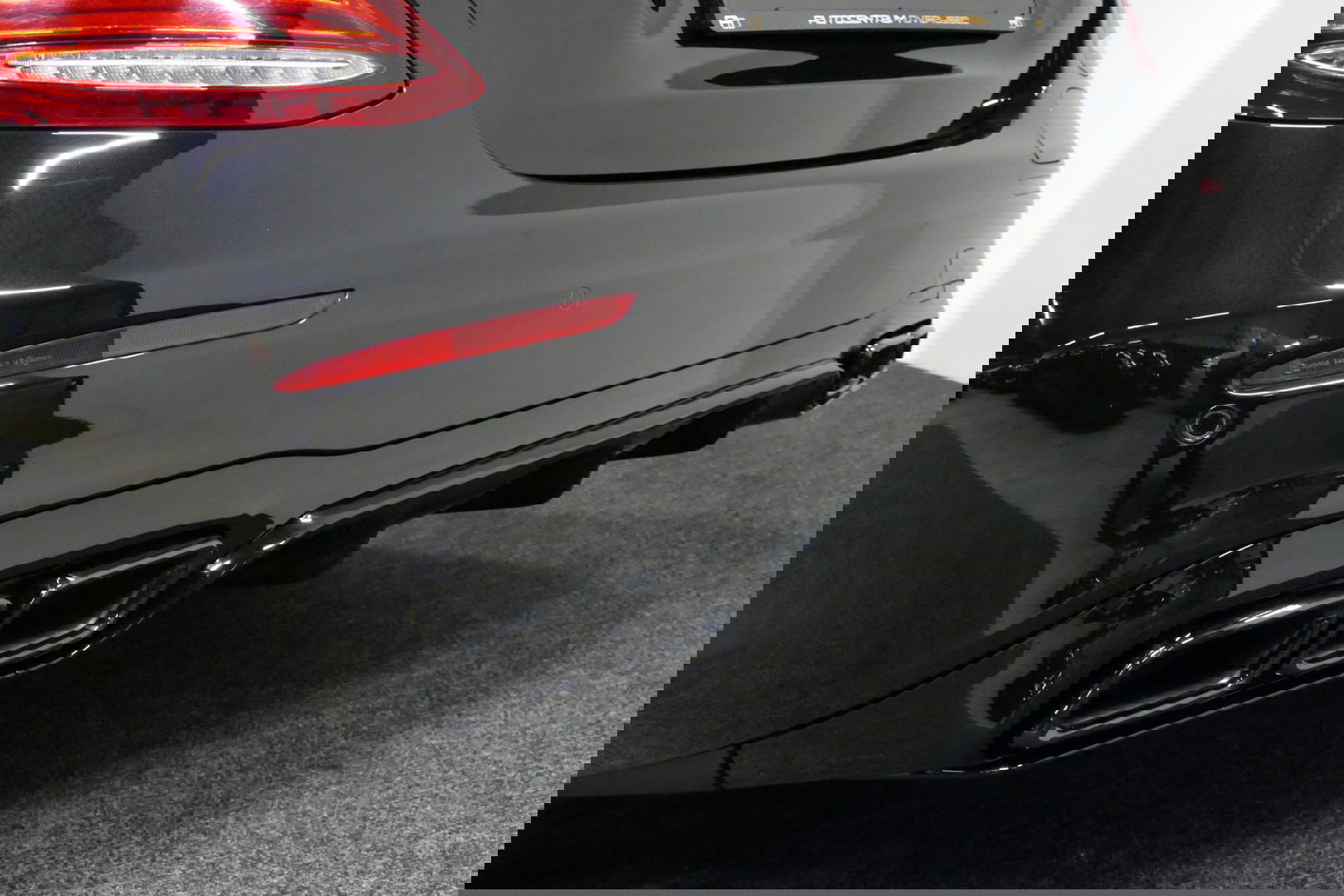 Mercedes-Benz E-Klasse 300 e AMG Line / E63s AMG Diffuser / Panamericana Grille / Panoramadak / Elektr. verstelbare voorstoelen + memory / Burmester Surround Sound / Ambienteverlichting / Apple Carplay - Android Auto / Maxton Design Frontlip / Rondomzichtcamera / Stoelverwarmin