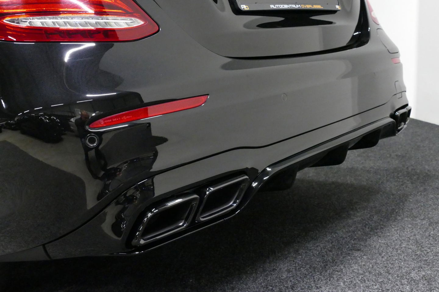 Mercedes-Benz E-Klasse 300 e AMG Line / E63s AMG Diffuser / Panamericana Grille / Panoramadak / Elektr. verstelbare voorstoelen + memory / Burmester Surround Sound / Ambienteverlichting / Apple Carplay - Android Auto / Maxton Design Frontlip / Rondomzichtcamera / Stoelverwarmin