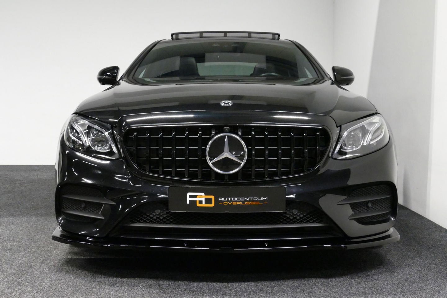 Mercedes-Benz E-Klasse 300 e AMG Line / E63s AMG Diffuser / Panamericana Grille / Panoramadak / Elektr. verstelbare voorstoelen + memory / Burmester Surround Sound / Ambienteverlichting / Apple Carplay - Android Auto / Maxton Design Frontlip / Rondomzichtcamera / Stoelverwarmin