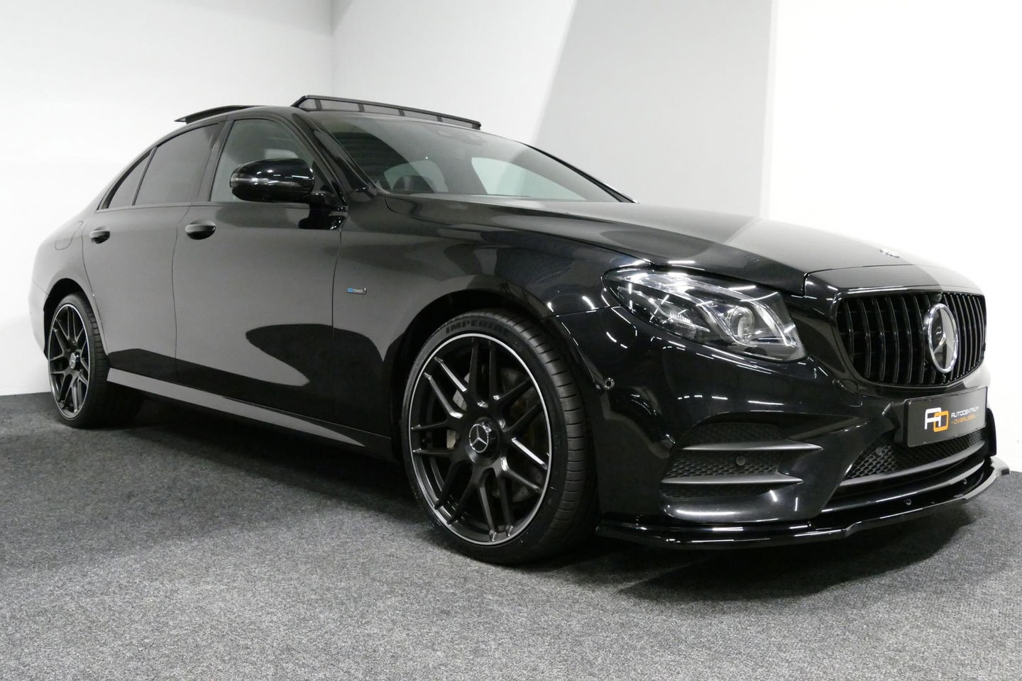 Mercedes-Benz E-Klasse 300 e AMG Line / E63s AMG Diffuser / Panamericana Grille / Panoramadak / Elektr. verstelbare voorstoelen + memory / Burmester Surround Sound / Ambienteverlichting / Apple Carplay - Android Auto / Maxton Design Frontlip / Rondomzichtcamera / Stoelverwarmin