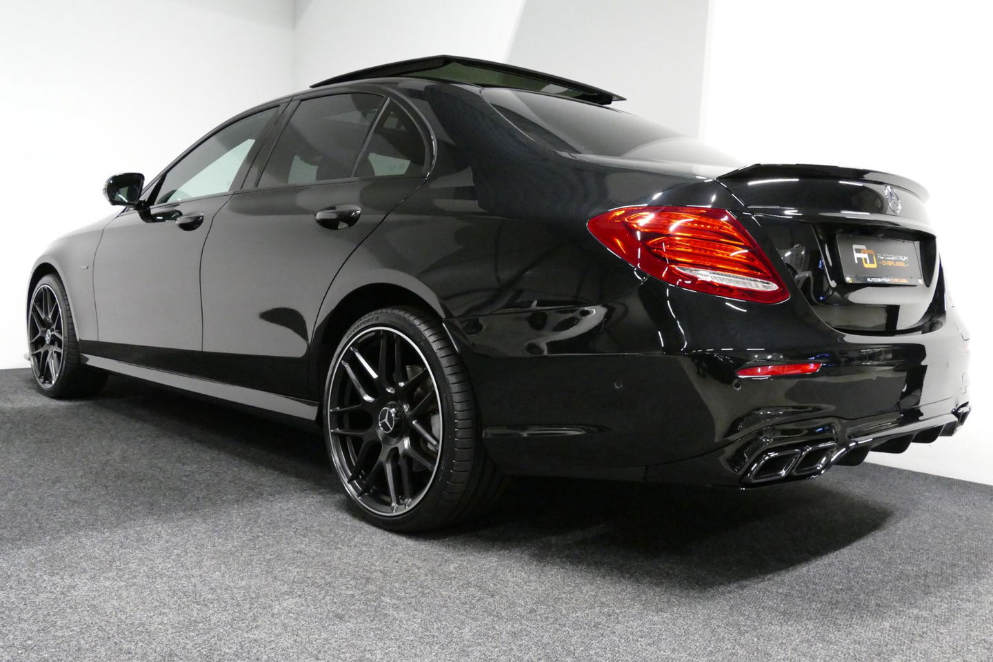 Mercedes-Benz E-Klasse 300 e AMG Line / E63s AMG Diffuser / Panamericana Grille / Panoramadak / Elektr. verstelbare voorstoelen + memory / Burmester Surround Sound / Ambienteverlichting / Apple Carplay - Android Auto / Maxton Design Frontlip / Rondomzichtcamera / Stoelverwarmin