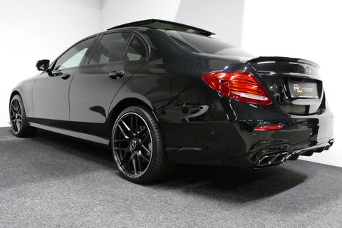Mercedes-Benz E-Klasse 300 e AMG Line / E63s AMG Diffuser / Panamericana Grille / Panoramadak / Elektr. verstelbare voorstoelen + memory / Burmester Surround Sound / Ambienteverlichting / Apple Carplay - Android Auto / Maxton Design Frontlip / Rondomzichtcamera / Stoelverwarmin