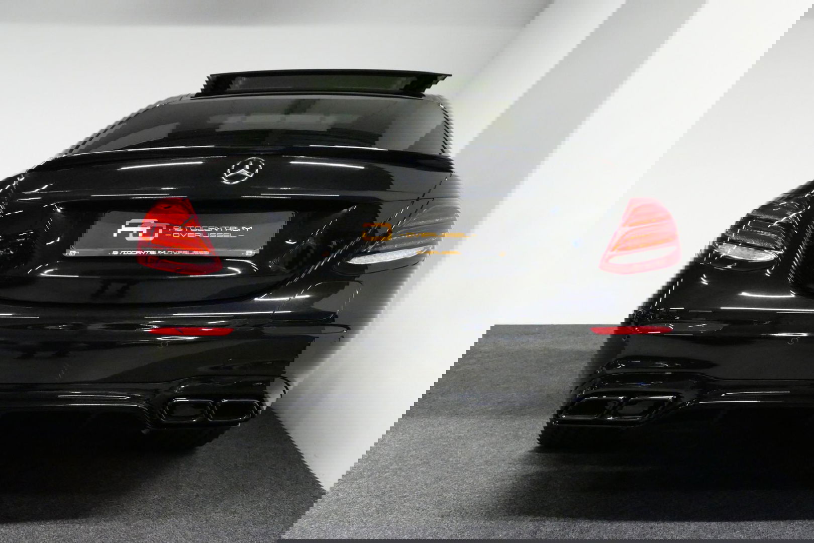 Mercedes-Benz E-Klasse 300 e AMG Line / E63s AMG Diffuser / Panamericana Grille / Panoramadak / Elektr. verstelbare voorstoelen + memory / Burmester Surround Sound / Ambienteverlichting / Apple Carplay - Android Auto / Maxton Design Frontlip / Rondomzichtcamera / Stoelverwarmin